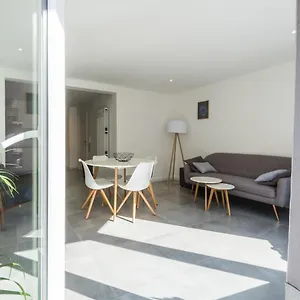 Luxury With Free Parking Apartment